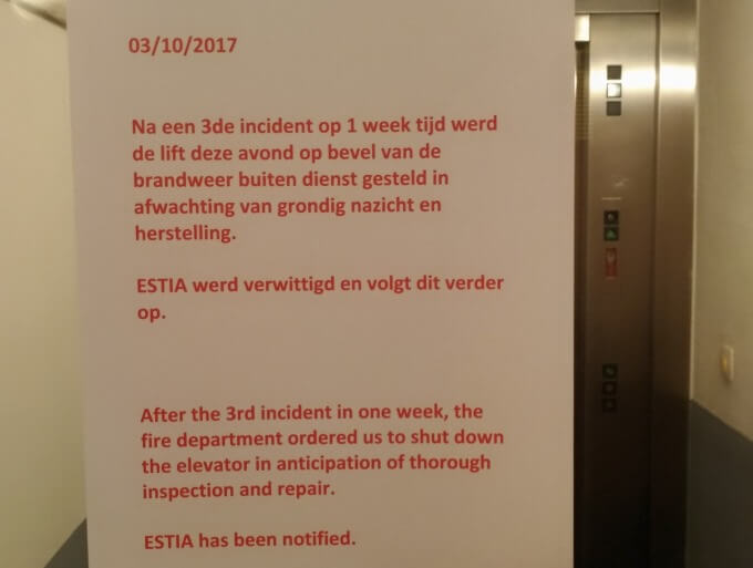 エレベーター故障の貼紙