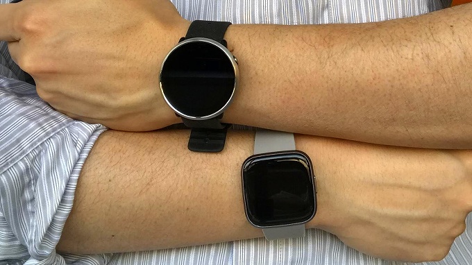 Polar IgniteとFitbit Versa 2をそれぞれの腕に装着して睡眠データを測定した
