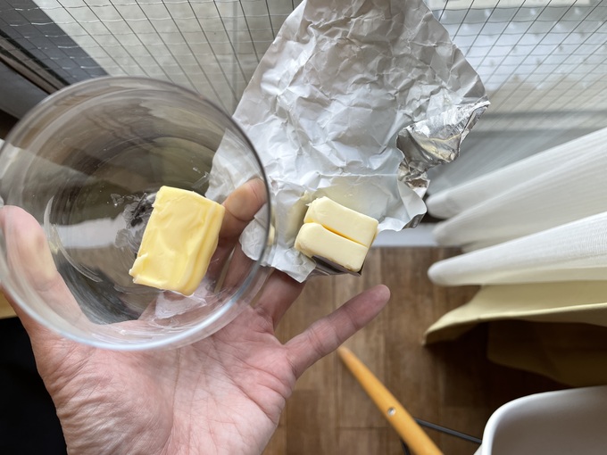 バターの色を比較。左のグラスフェッドバターは黄色、右の市販バターは白。