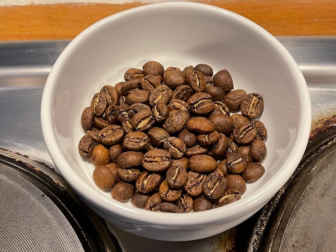 浅煎りコーヒーの豆の写真。色は黒くなくこげ茶色に近い。