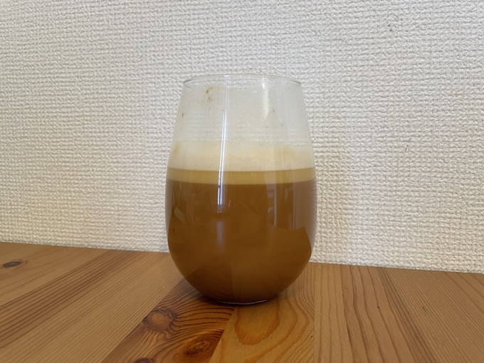 バターコーヒーの提供例の写真。攪拌した時の泡が写っていて、細かくかき混ぜることが大事。