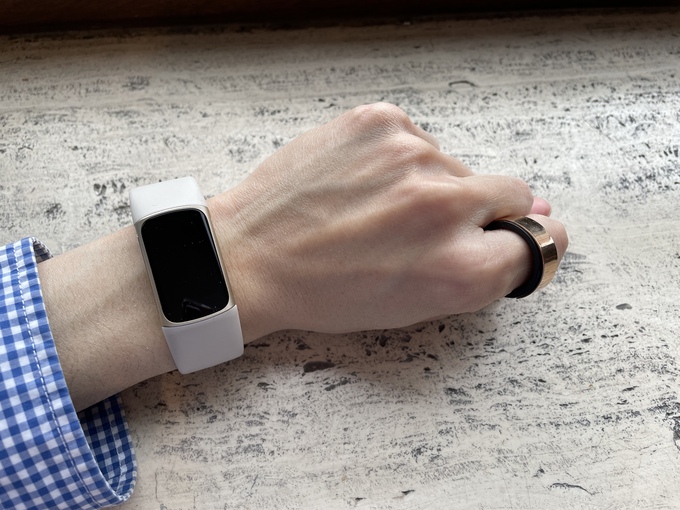 Fitbit と Circular Ring を左腕に両方装着した状態の写真